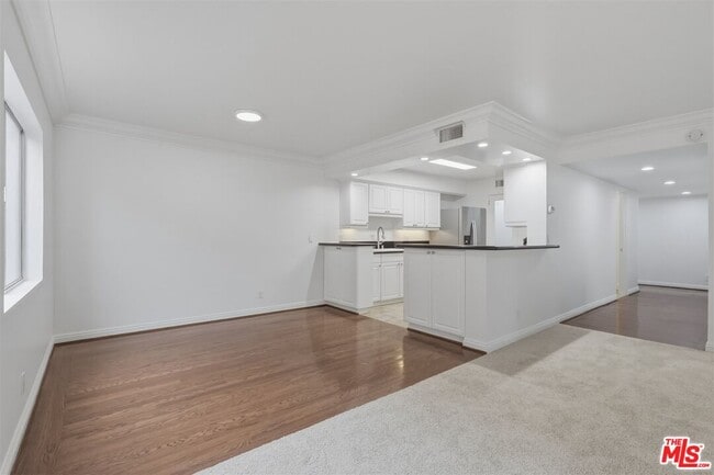 Building Photo - 435 N Oakhurst Dr