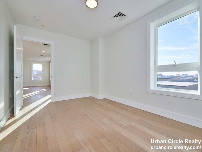 Building Photo - Spacious One Bed Now Available