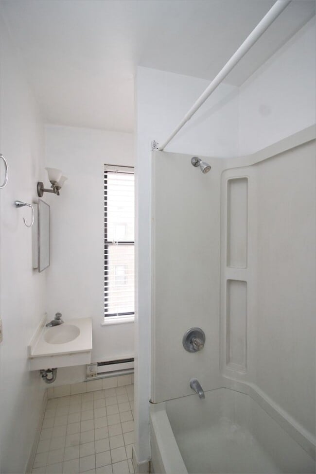 Building Photo - Cozy Mt Vernon Efficiency Studio w/ W/D in...