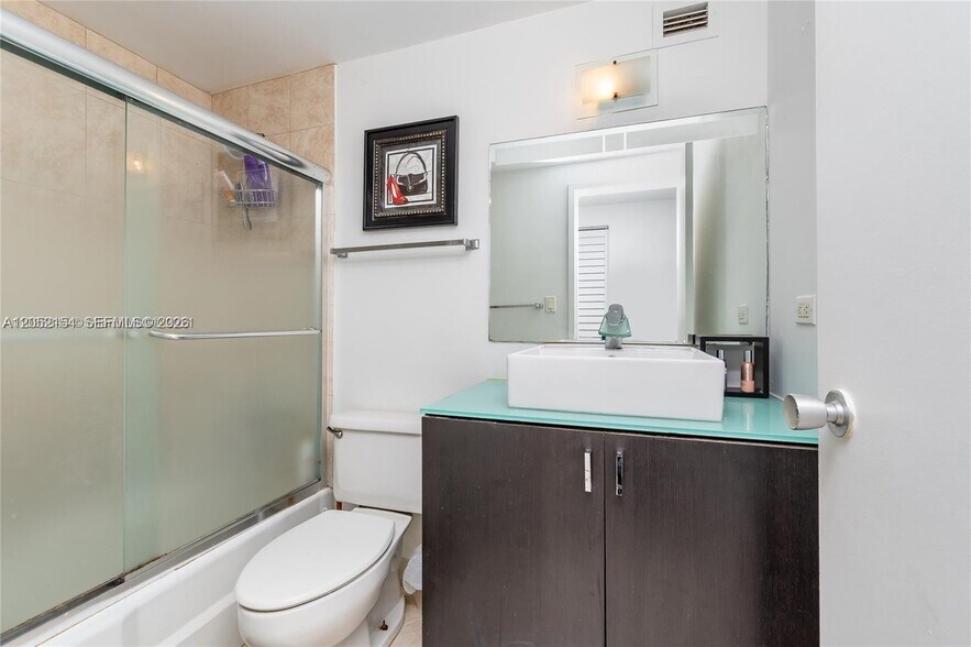 Building Photo - 905 Brickell Bay Dr