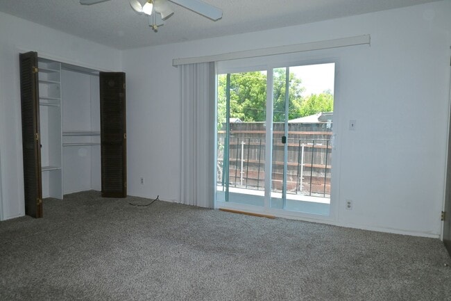 Building Photo - 5941 S Land Park Dr
