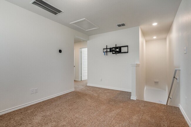 Building Photo - Welcome home to this 3-bedroom 2.5-bath in the desirable Marbella community