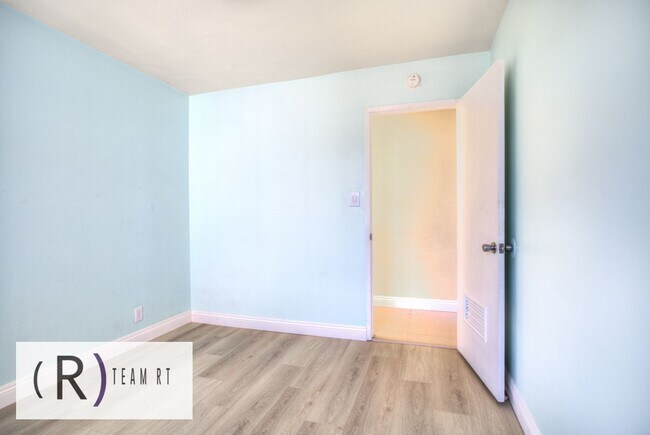 Building Photo - Contemporary Newly Renovated 3 Bedroom 2 Bathroom Residence