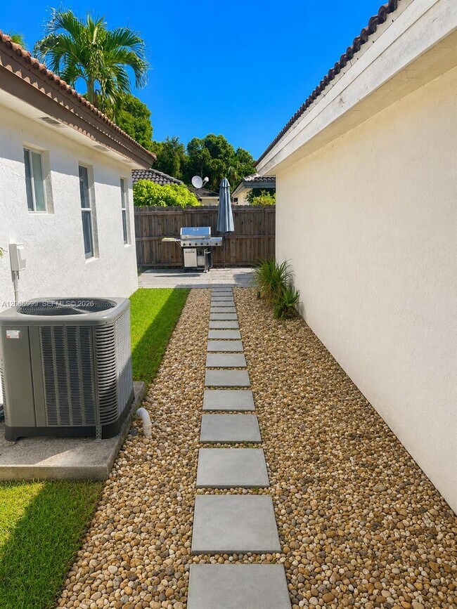 Building Photo - 13923 SW 151st Ave