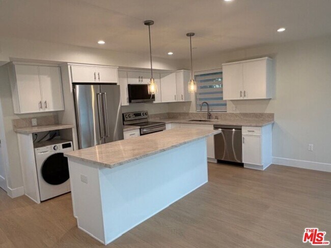 Building Photo - 5191-5191 Lindley Ave