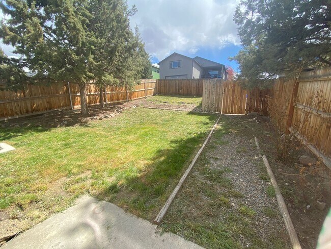 Building Photo - Reindeer Ave. Duplex