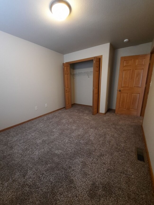 Building Photo - 3 BEDROOM | 2 BATH | TRI-LEVEL | NORTH