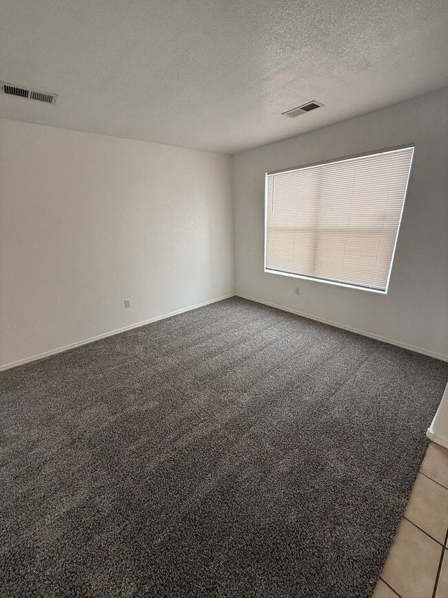 Building Photo - Spacious 5-Bedroom Home with 2 Living Areas – 2,270 Sq Ft Near Porter Dr.