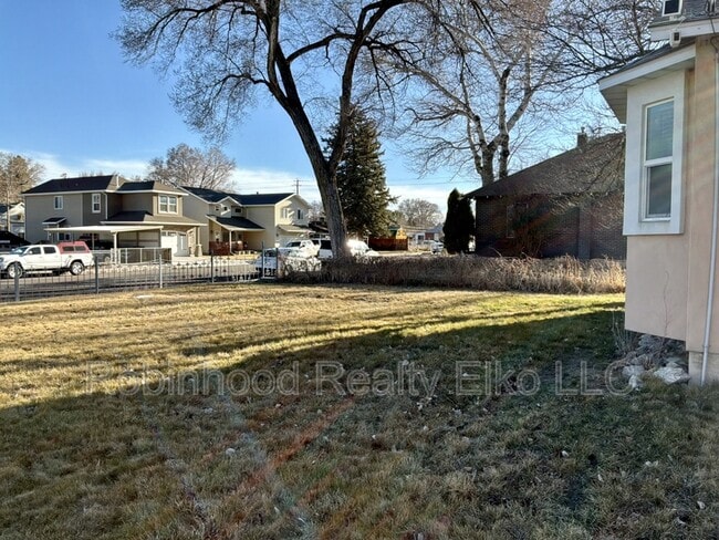 Building Photo - 385 Fir St