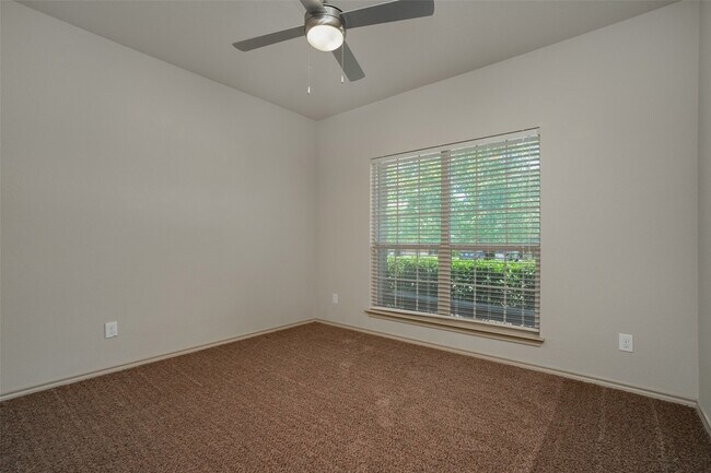 Building Photo - 1437 Castlegar Ln