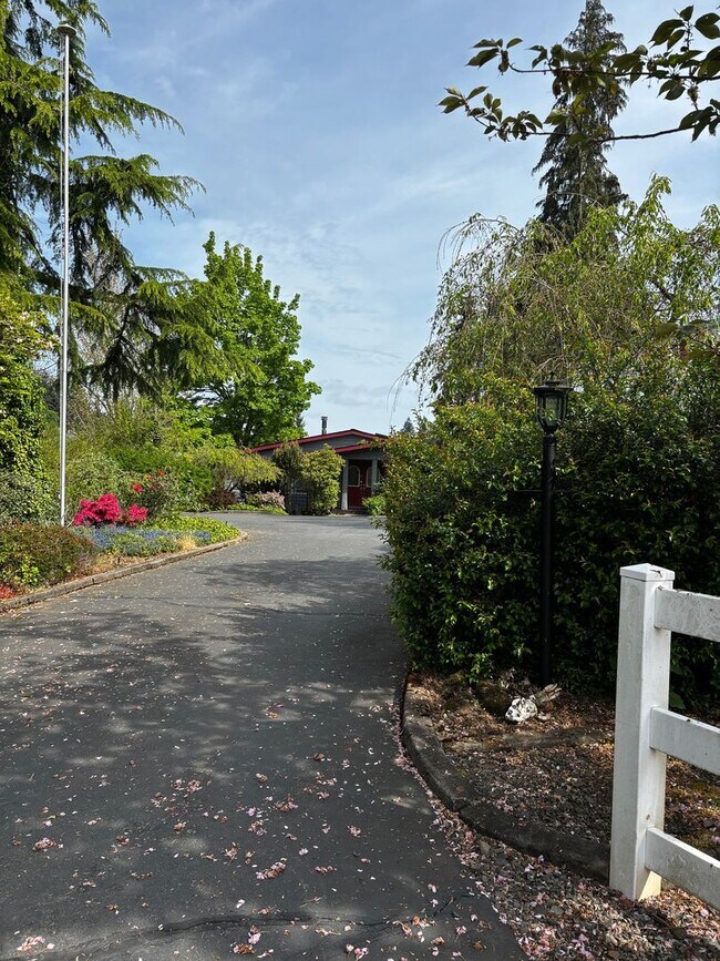Building Photo - Rare 3-Acre 3BR Home in South Salem – Shops, Workspace & Greenhouses
