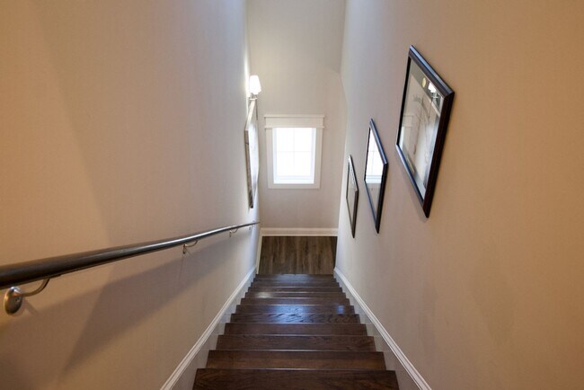 Building Photo - 3 Bed 3.5 Bath Luxury Townhome in Convenient Location!