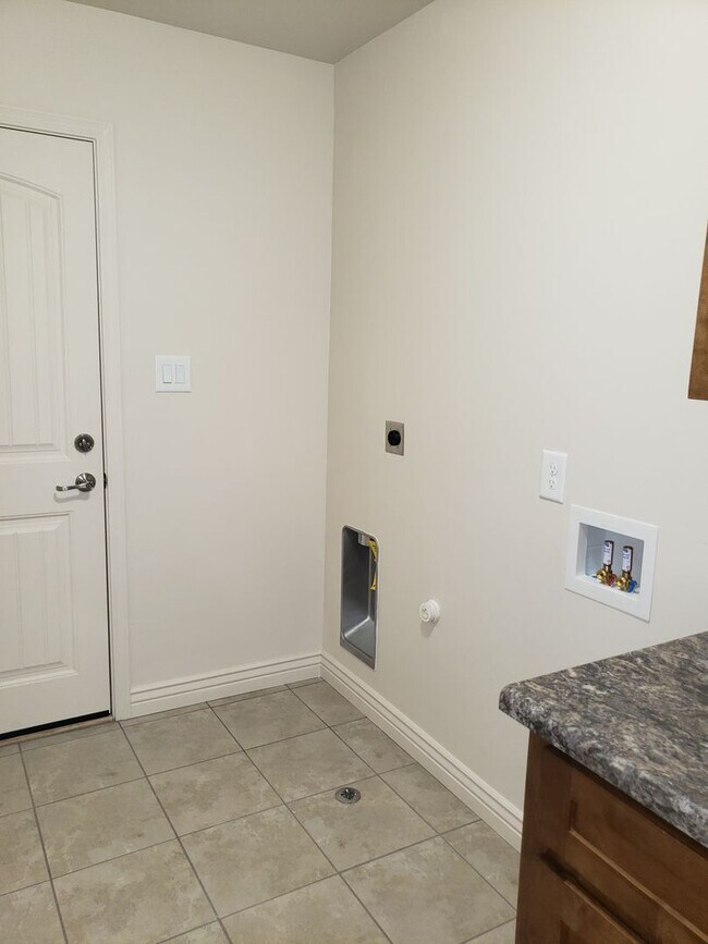 Building Photo - Gorgeous 4 bedroom for rent