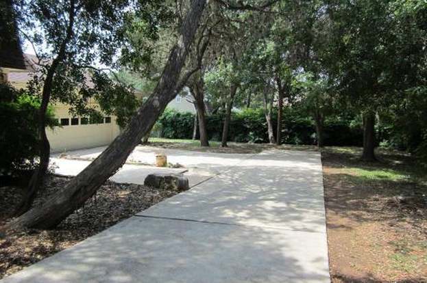 Building Photo - 833 Timber Dr