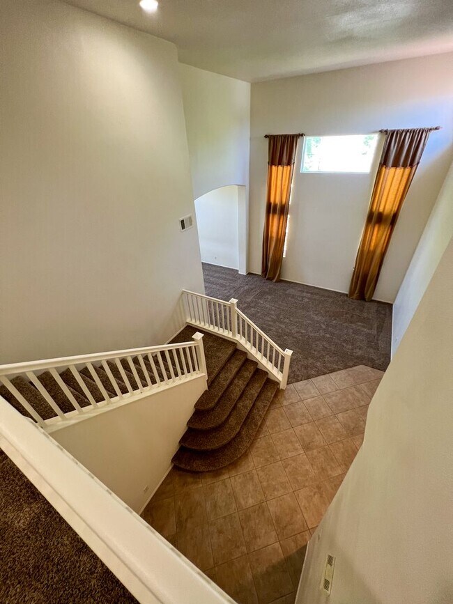 Building Photo - Spacious 4 Bedroom 3 Bathroom Home with 3 ...