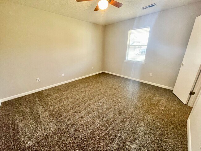 Building Photo - Lovely home east of Athens! Fenced back yard!