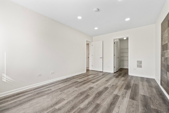 Building Photo - 900 N Lakeside Dr