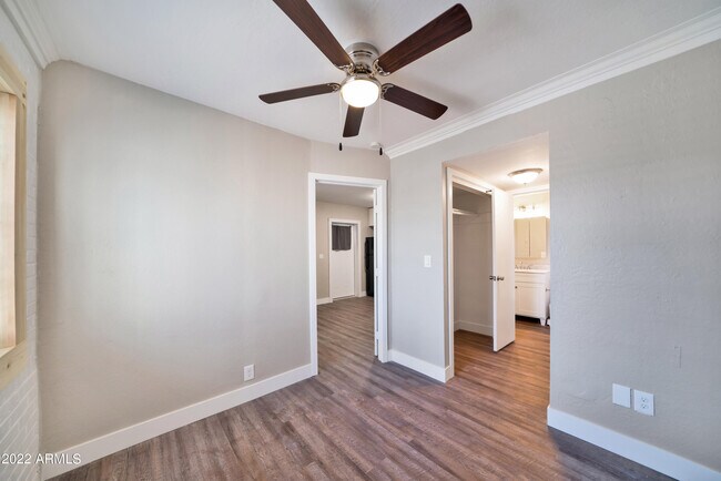 Building Photo - 6 E Linda Ln