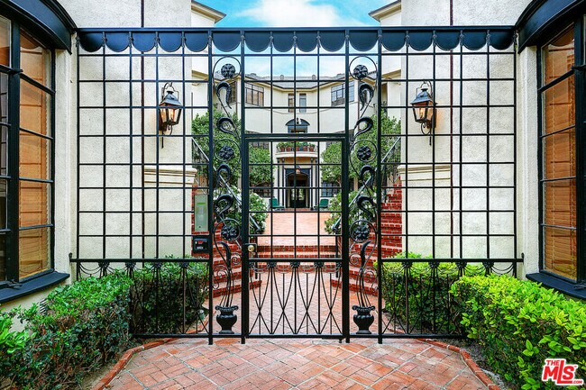 Building Photo - 149 S Rodeo Dr