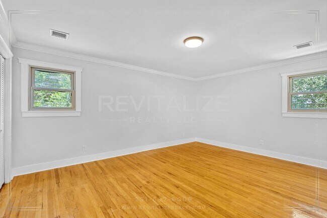 Building Photo - Newly Renovated 3 Bed / 2.5 Bath with Doub...