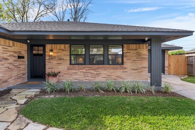 Building Photo - 2223 Hialeah Dr