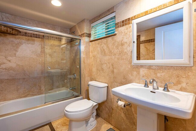 Building Photo - Fully Furnished 2 Bed/ 2 Bath Hale Kanani ...