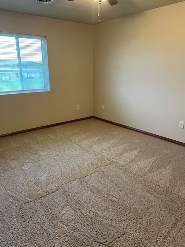 Building Photo - Spacious 2 Bedroom Upper Level Apartment