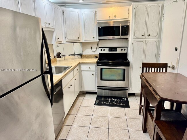 Building Photo - 300 Bayview Dr