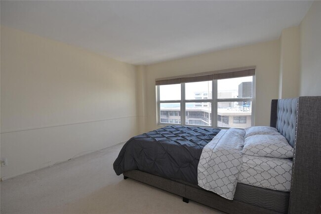 Building Photo - 3850 Galt Ocean Dr