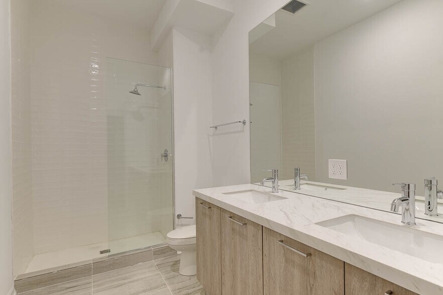 Building Photo - 100 E 14th St