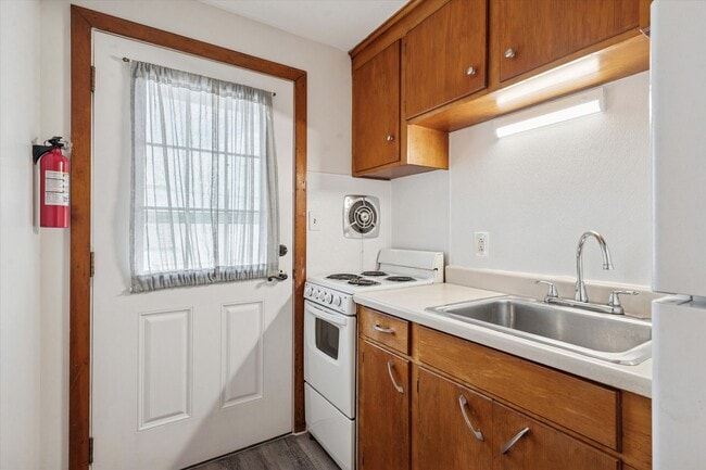 Building Photo - Available Immediately – 1B/1B Recently Renovated Unit