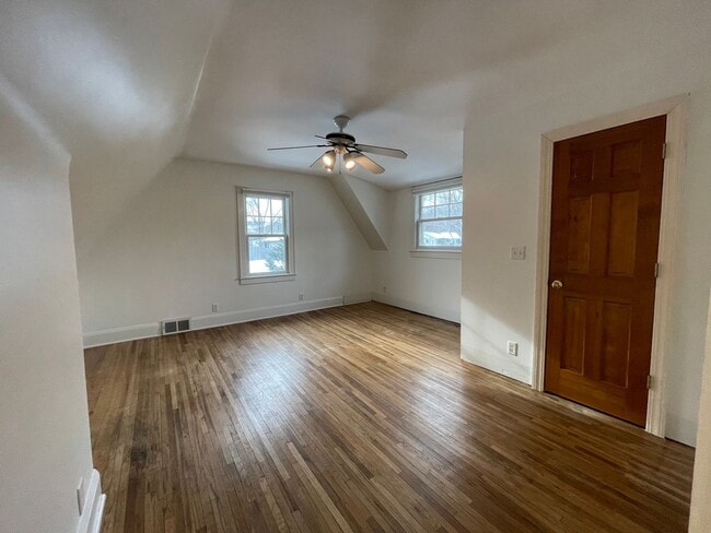 Building Photo - Timeless Spacious 3br + Den/2ba Edina Home w/Hardwood Floors, Large Yard, 2 Car Garage