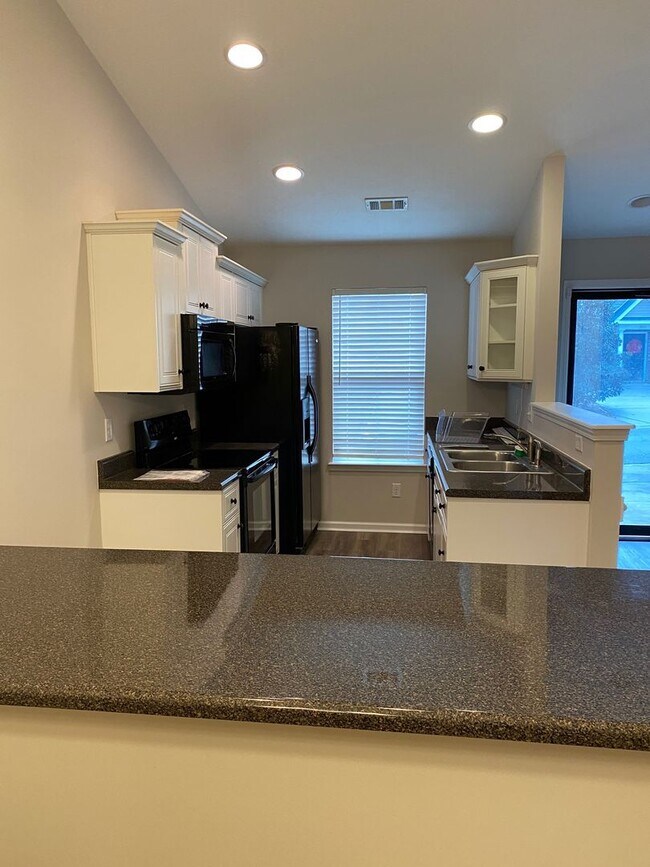 Building Photo - Townhome located just off I20 and Washingt...