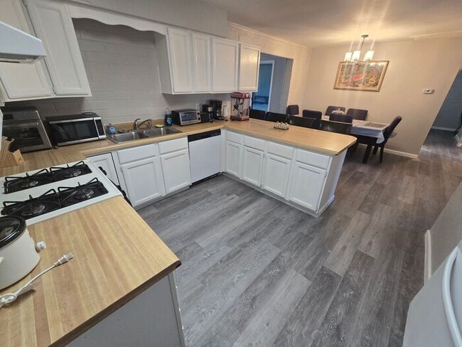 Building Photo - Rooms for Rent – Furnished, Lockable, & Private Backyard! 6 Spots Open.