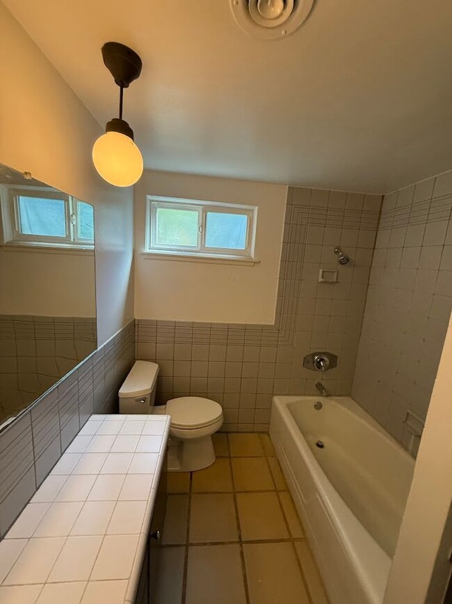 Building Photo - Gorgeous 3 Bedroom, 2 Bathroom, Granada Hi...