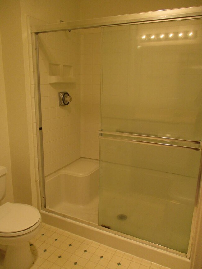 Building Photo - Stunning 2-Bed, 2-Bath