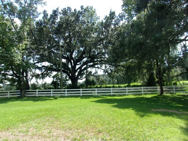 Building Photo - Country Living!