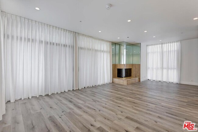 Building Photo - 323 N Palm Dr