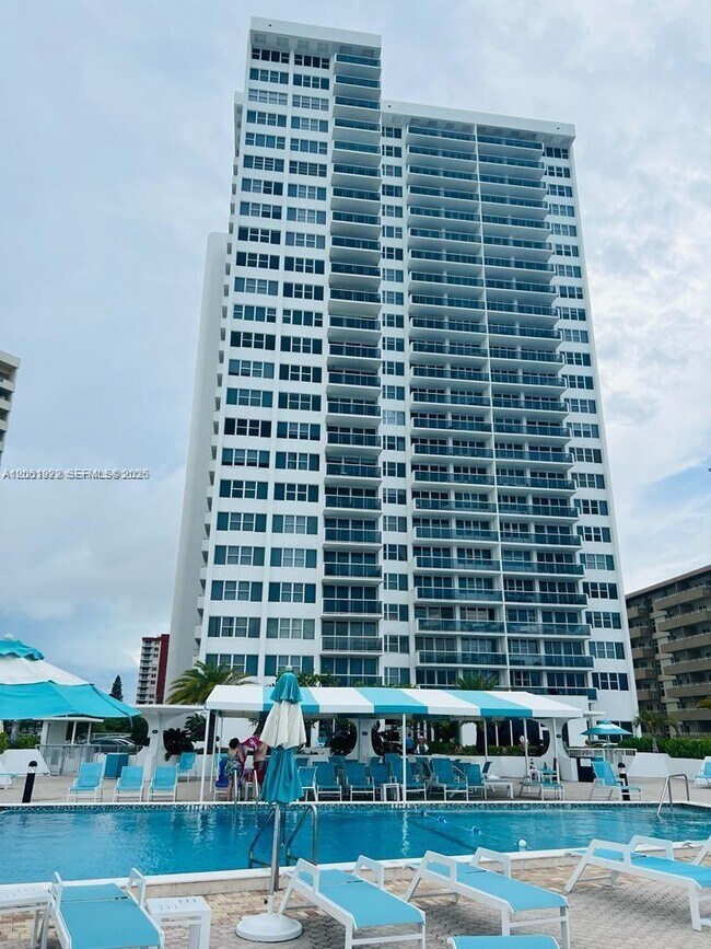 Building Photo - 3140 S Ocean Dr