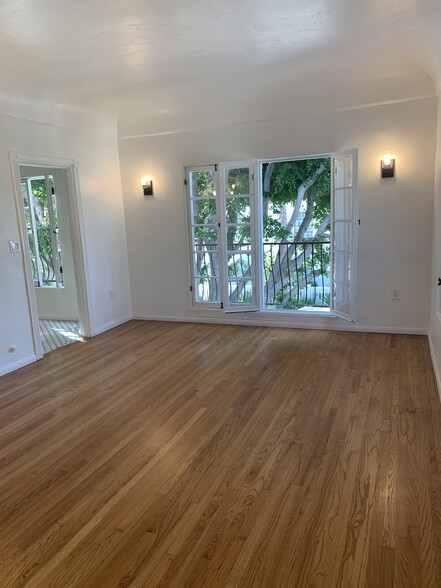 Building Photo - 802 N Sweetzer Ave