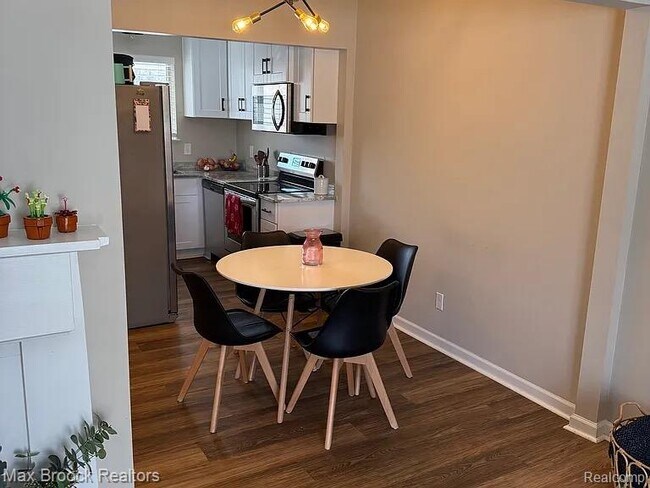 Building Photo - 42556 Plymouth Hollow Dr