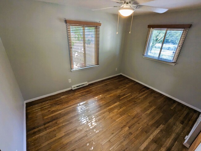 Building Photo - 3 bedroom, 1 bathroom home in College Hill...