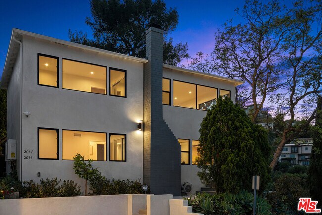 Building Photo - 2047 Paramount Dr