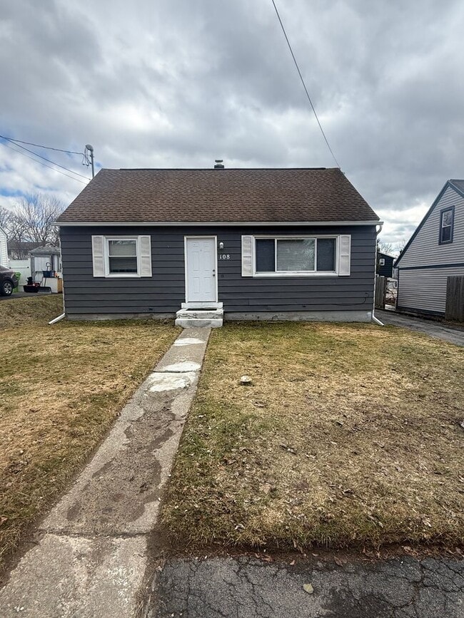 Building Photo - 3-4 Bedroom 1 Bath cape with garage in Liverpool Schools