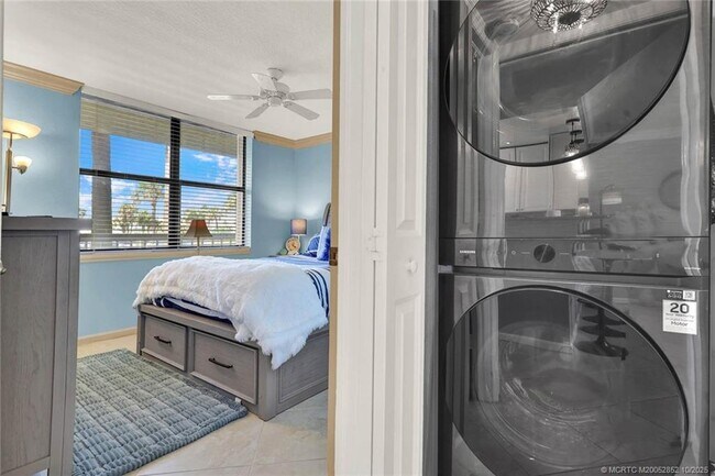 Building Photo - 10680 S Ocean Dr