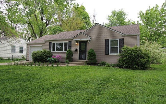 Building Photo - October FREE On This Remodeled 3 Bedroom 1...