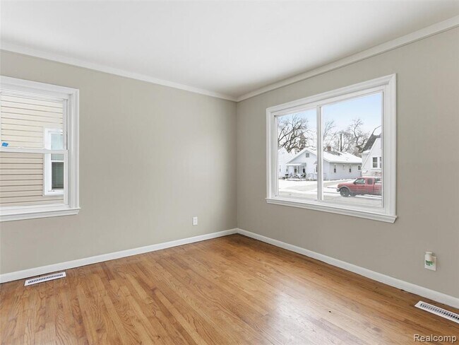 Building Photo - 108 W Kalama Ave