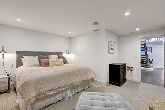 Building Photo - 4 S Vista De La Luna