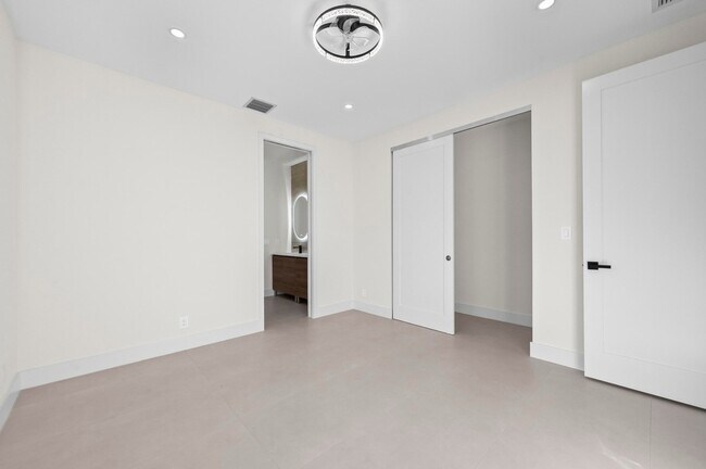 Building Photo - 621 NW 42nd Ave