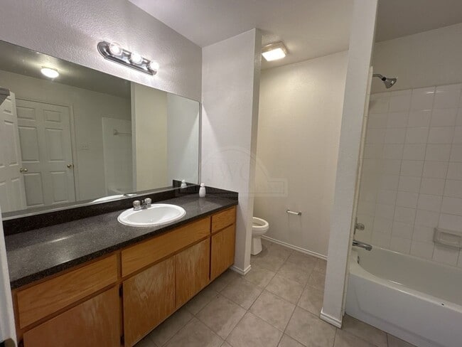 Building Photo - 3811 Edgefield St